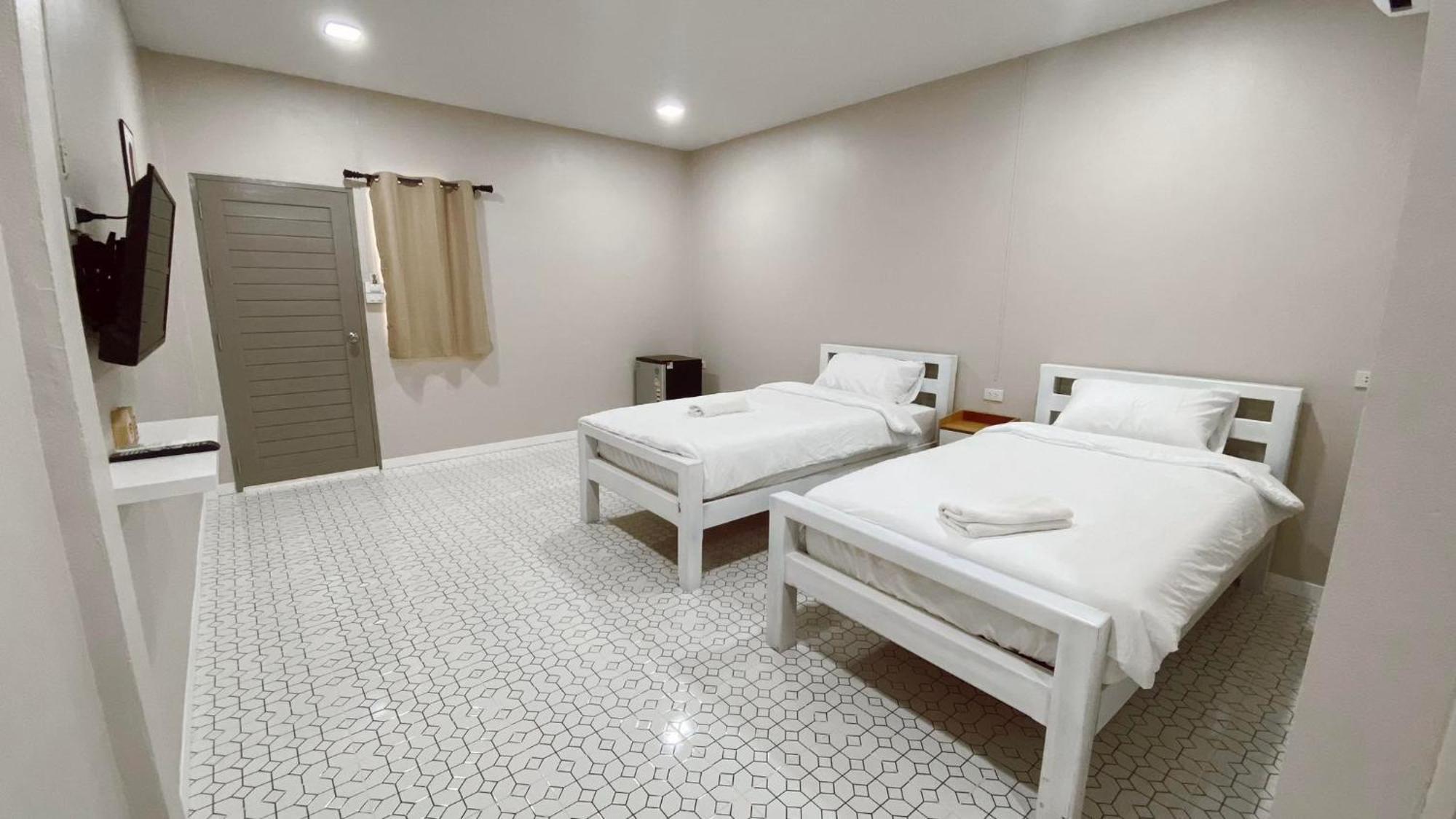 Juni House Chumphon Bed & Breakfast Exterior foto