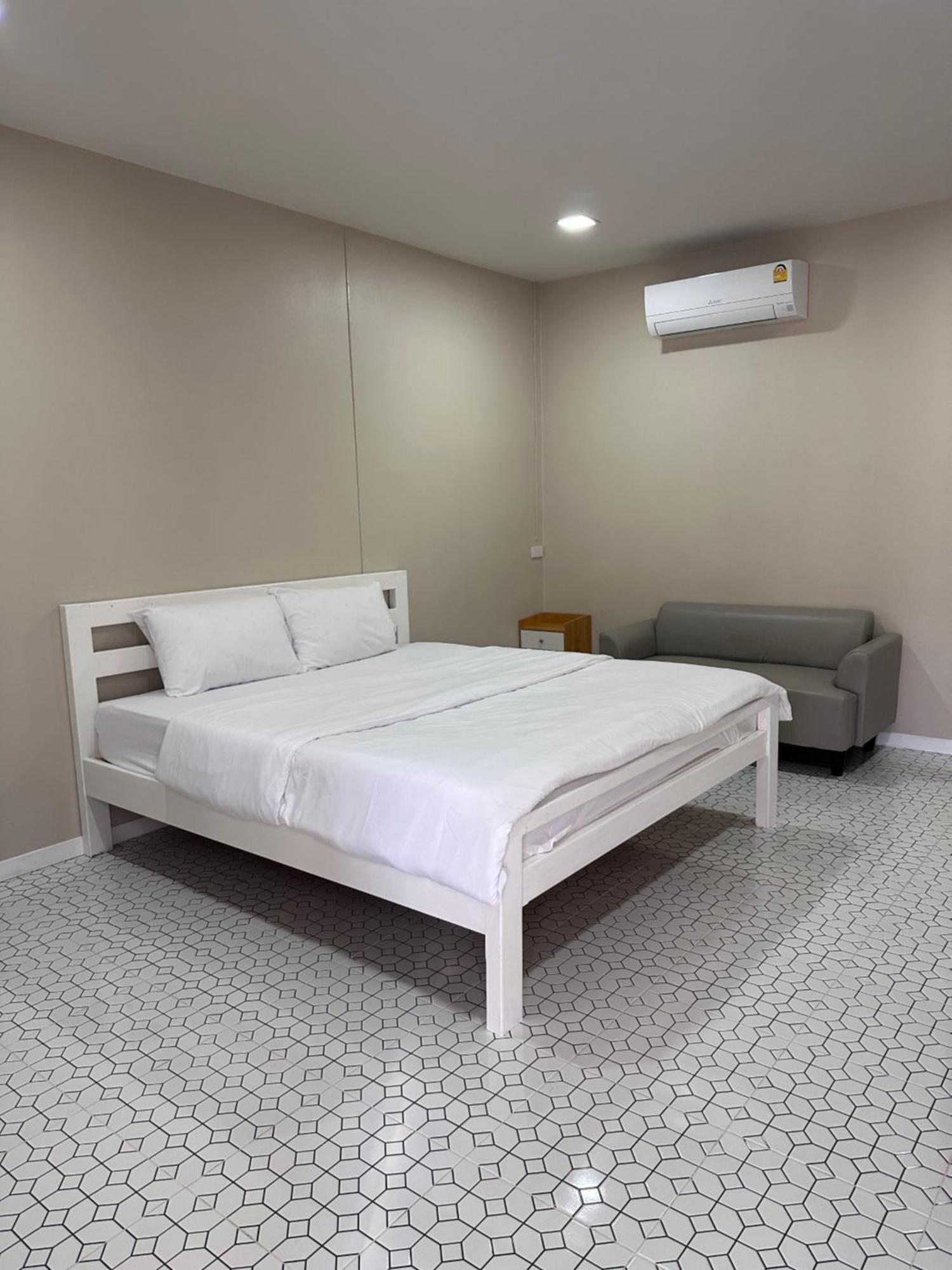 Juni House Chumphon Bed & Breakfast Exterior foto