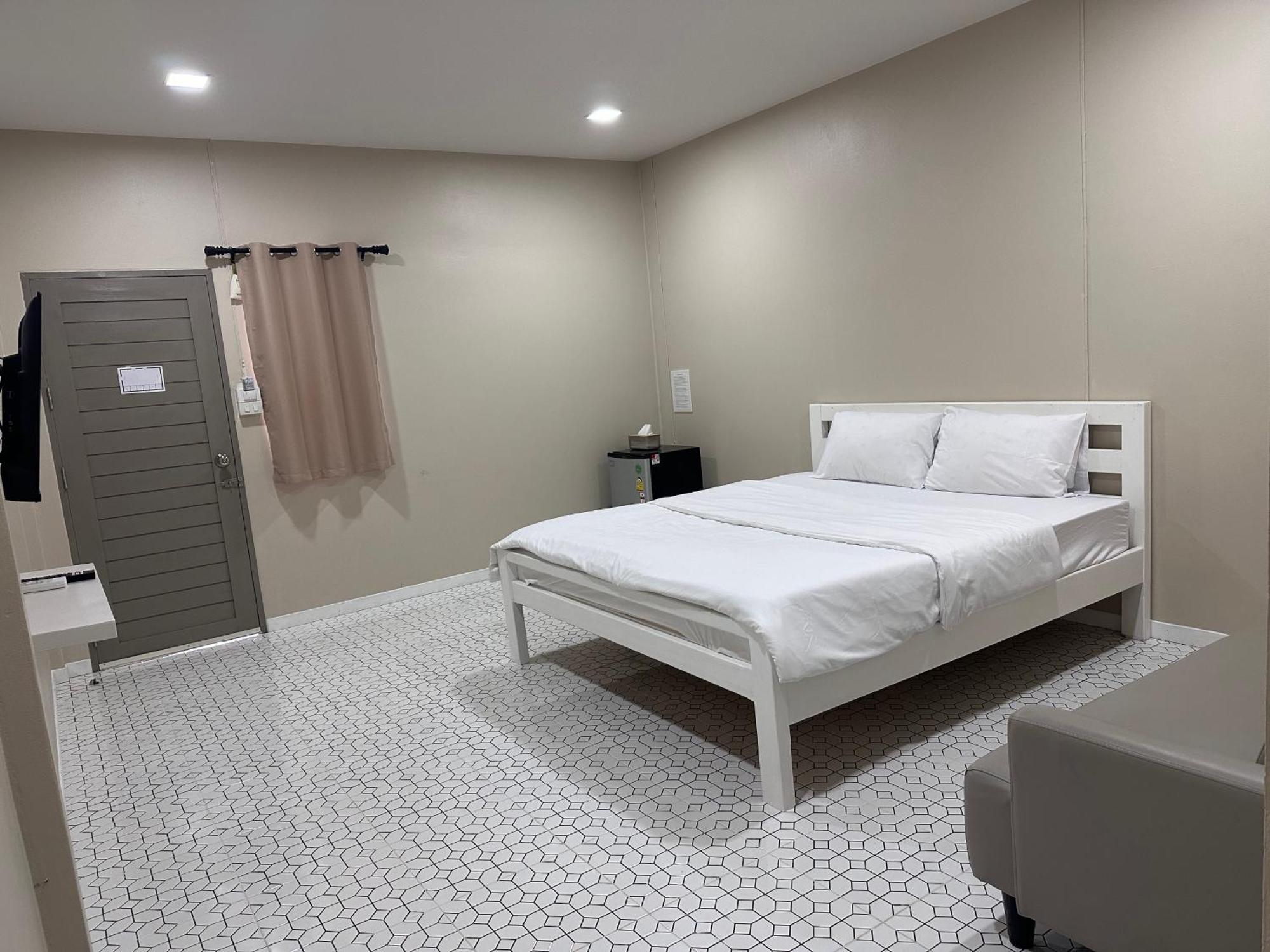 Juni House Chumphon Bed & Breakfast Exterior foto